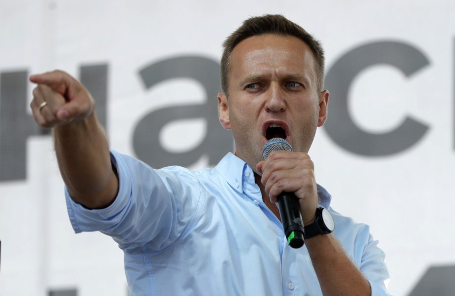 Den ryske oppositionsledaren Alexej Navalnyj talar under en protest 20 juli.