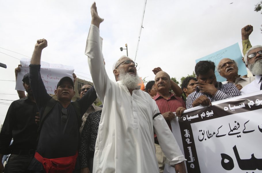 Pakistanska journalister protesterade på tisdagen mot vad man anser är ökad censur av landets myndigheter.
