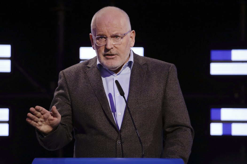 EU-kommissionens vice ordförande Frans Timmermans har granskat den polska regeringens reformer som undergräver det självständiga domstolsväsendet.