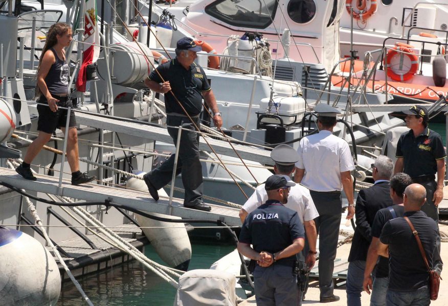 Sea Watch 3:s kapten Carola Rackete (till v) har friats från anklagelser om brott i samband med att hon la till på Lampedusa med 40 migranter ombord.