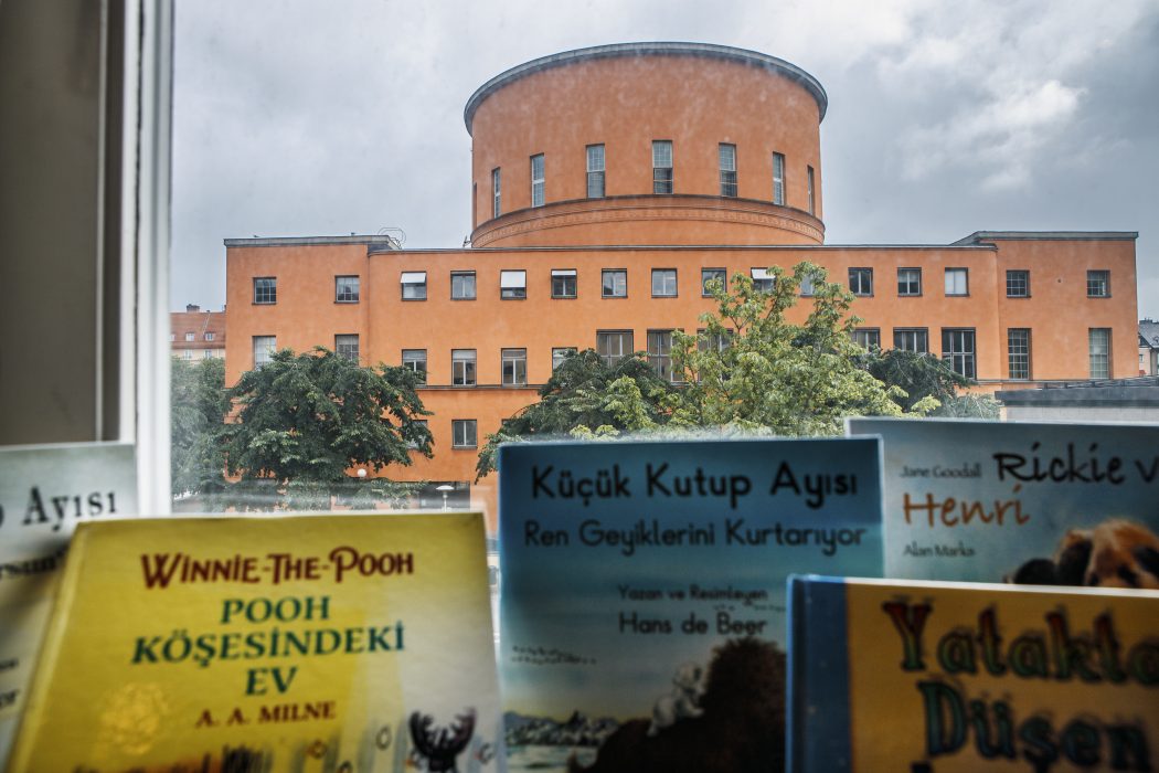 Internationella biblioteket vid Odenplan ligger i ett annex vid Stockholms stadsbibliotek (i bakgrunden).