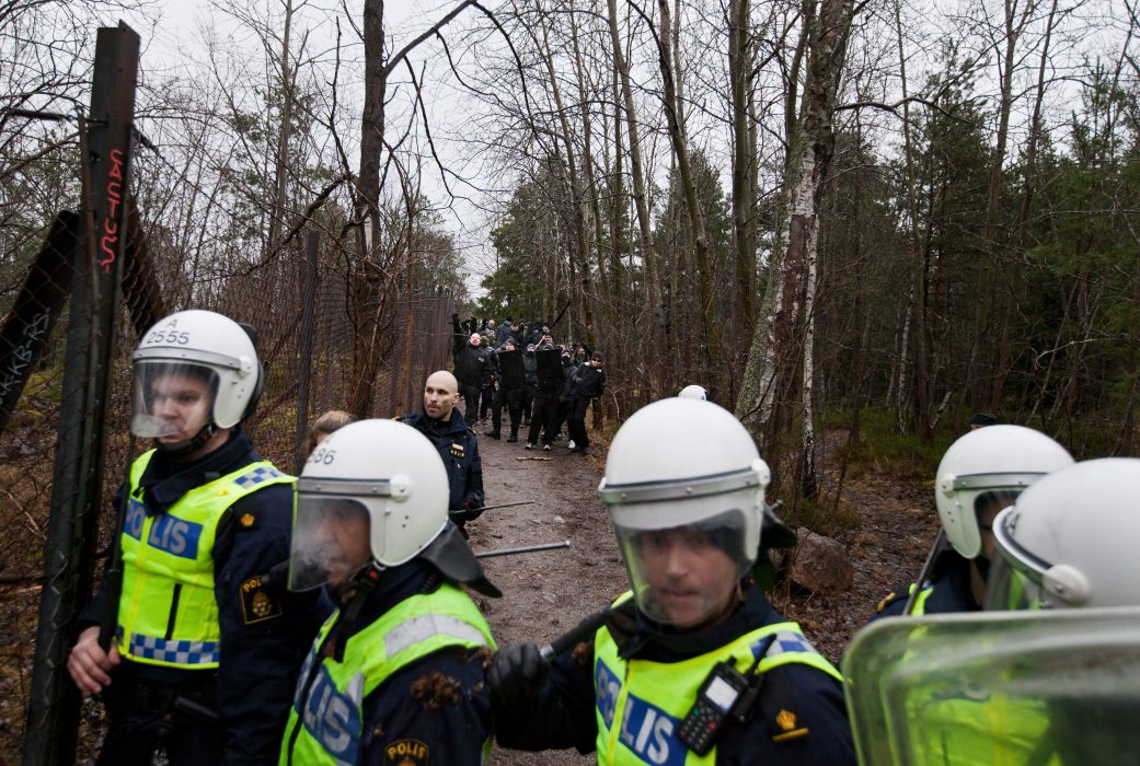 1 400 polissköldar har belagts med brukandeförbud – de låter sig genomborras av potatis.