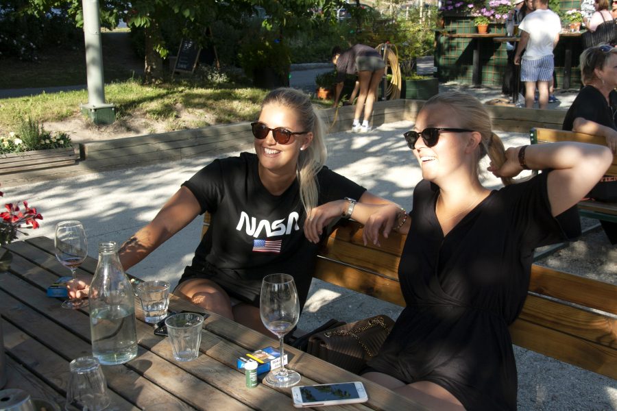 Sista cigaretterna för Eva Carlsson och Isabelle Johansson på Boulebar i Rålambshovsparken.