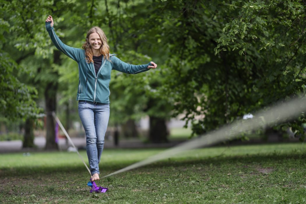 "Jag tänjer mina gränser", säger Kasia Jezów, som har fastnat för att gå på lina och övar på att bli säkrare och säkrare.