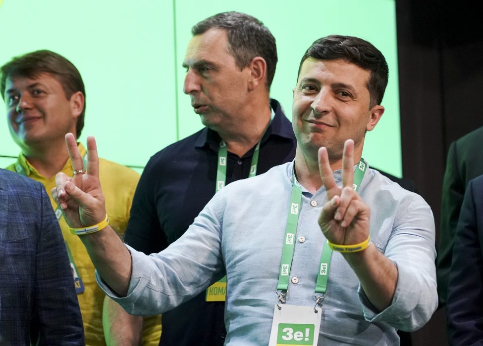 Volodymyr Zelenskyj ser ut att ha all anledning att fira.