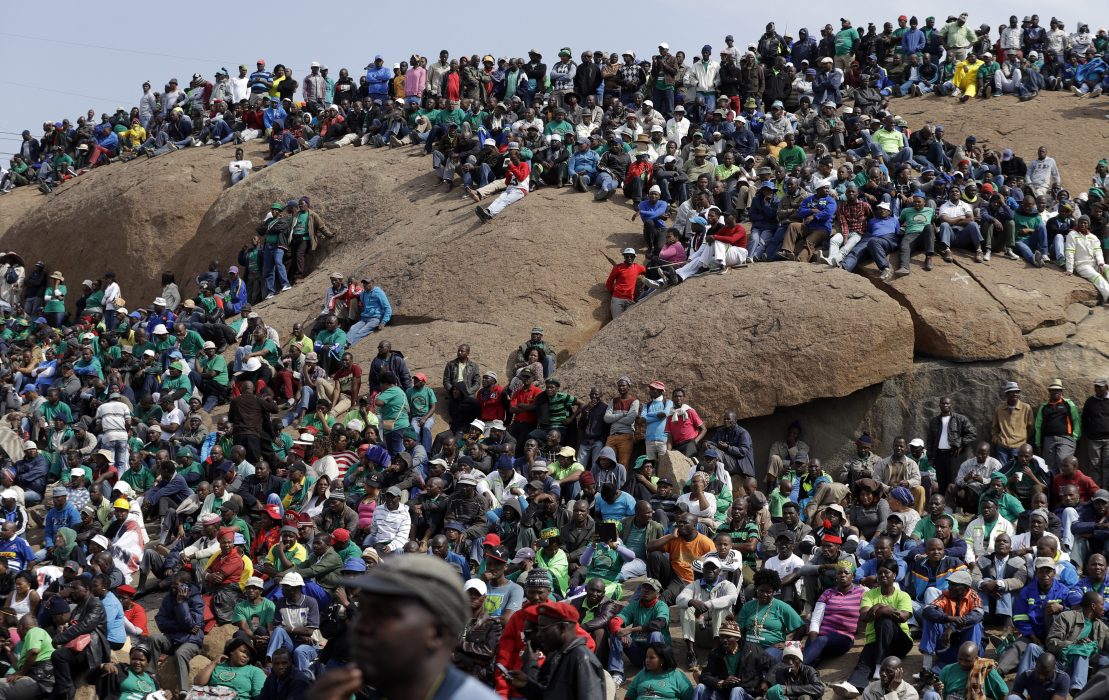 Strejk i en gruva i Sydafrika: i flera länder med stora naturtillgångar pågår så kallad land grabbing, någon stjäl lokalbefolkningens mark.