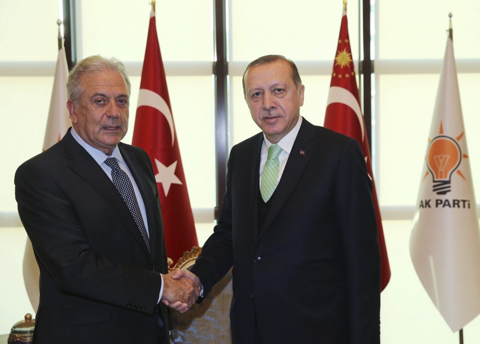 EU:s migrationskommissionär Dimitris Avramopoulos och Turkiets president Recep Tayyip Erdogan skakar hand med varandra, bild från 2017.