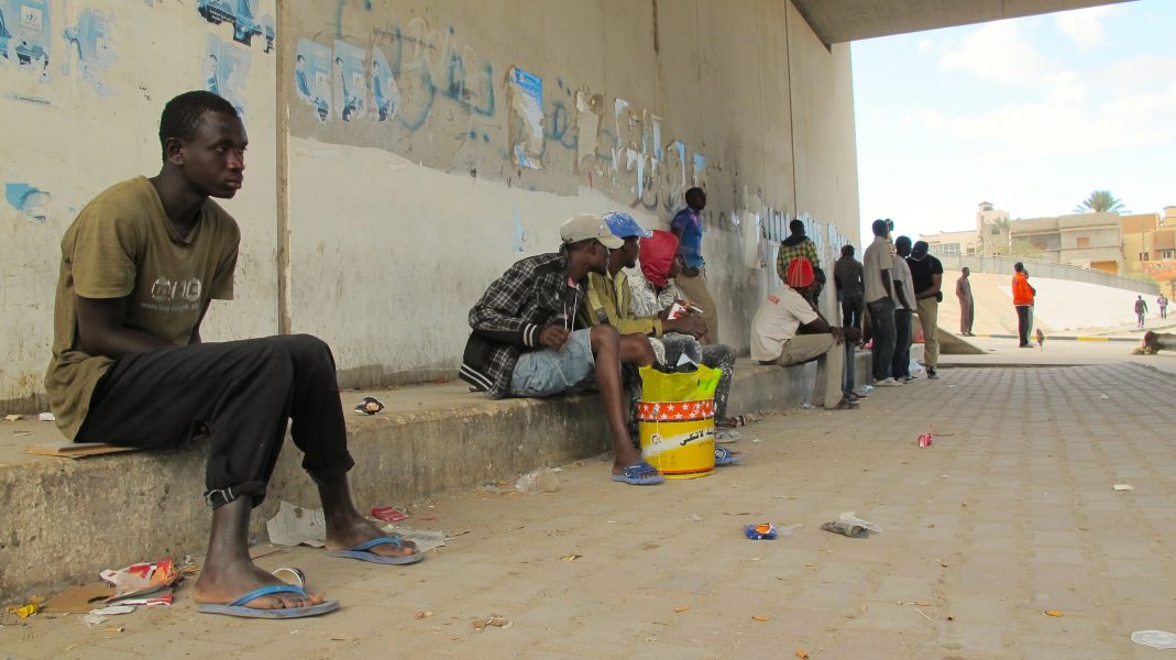 Omkring 3 800 flyktingar och migranter hålls i statliga förvar i Tripoli och på andra håll i Libyen.