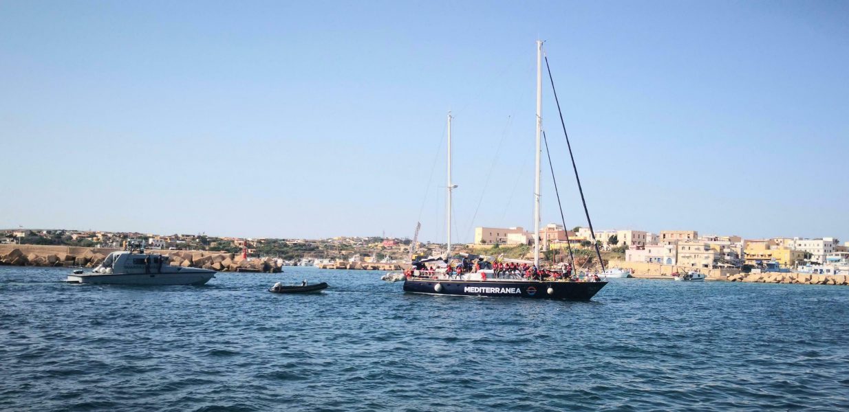 Den italienska organisationen Mediterraneas räddningsfartyg Alex har lagt till i Lampedusas hamn, i strid med nya tuffare italienska lagar.