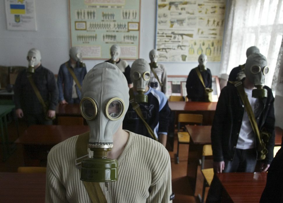 En ukrainsk skolklass under en övning 2006, strax utanför den förbjudna zon som fortfarande omger Tjernobyl där en kärnkraftsreaktor exploderade 1986.