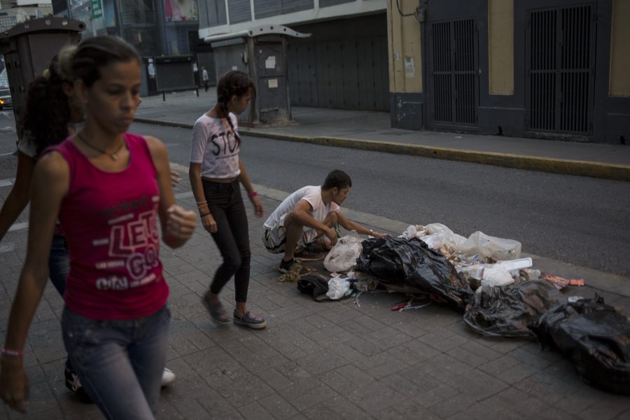 Caracasbon Kevin Gonzalez letar efter mat i skräpet längs huvudstadens gator.
