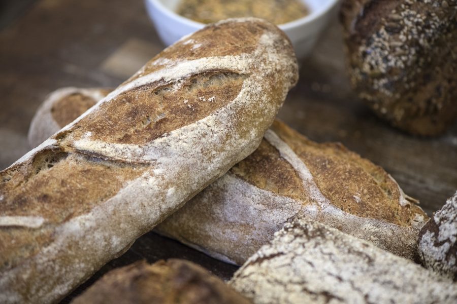 Brödsvinnet innebär att 260 000 brödskivor aldrig når konsumenterna – i timmen, skriver SVT.