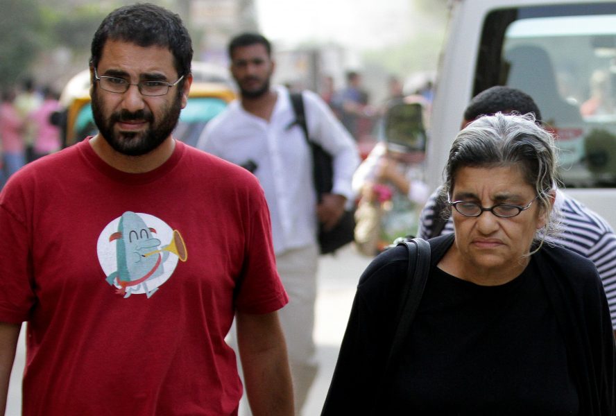 Den kända människorättsaktivisten Alaa Abdel-Fattah med sin mamma professor Laila Souief utanför domstolen 2014.