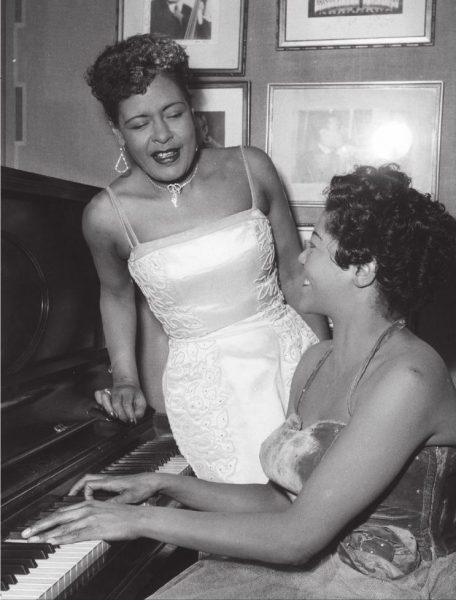 Billie Holiday sjunger med en okänd pianist.