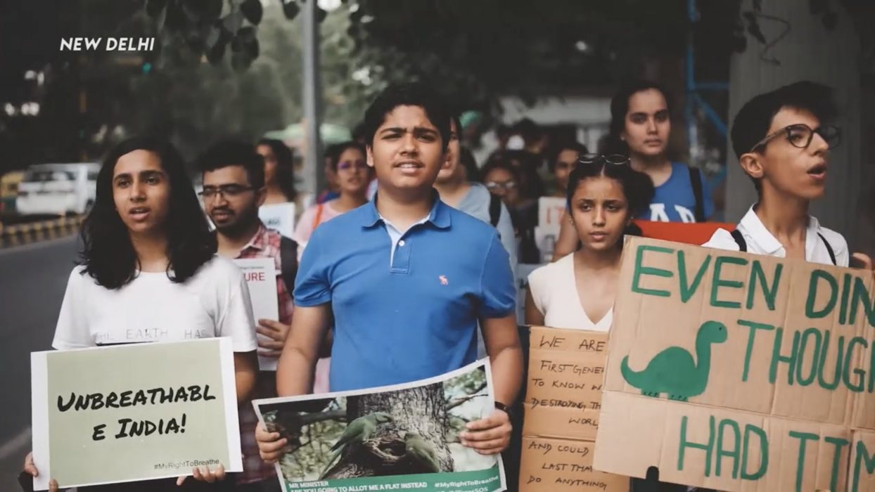 "Indiens Greta Thunberg" Aman Sharma (i blå tröja) under en protest mot luftföroreningar och klimatförändringar .