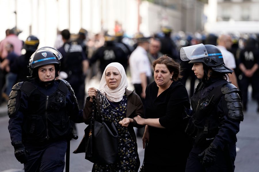 Kvinnor som deltagit i Svarta västarnas aktion leds bort av polis.
