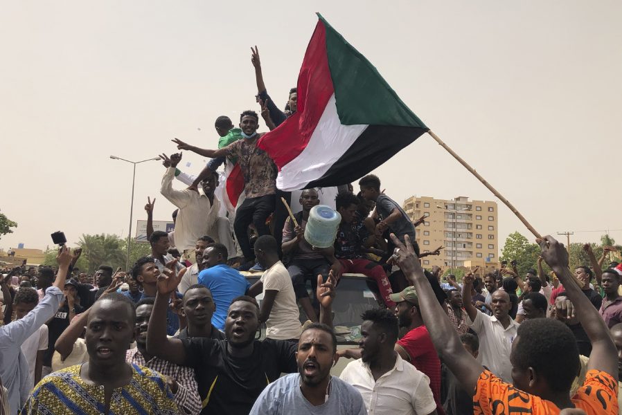 Demonstranter protesterar mot Sudans militärjunta den 30 juni.