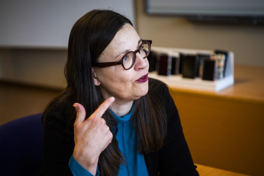 "Vi vill att lärarna ska slippa lägga så mycket tid på administrativa uppgifter, så de får tid till undervisningen", säger utbildningsminister Anna Ekström (S).