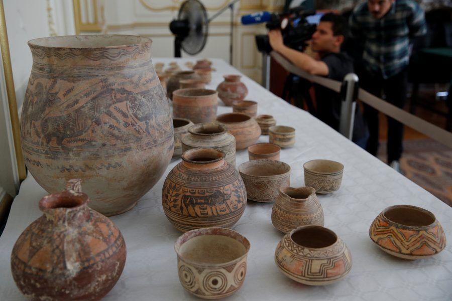 Artefakterna stals från Pakistan och postades till Paris.