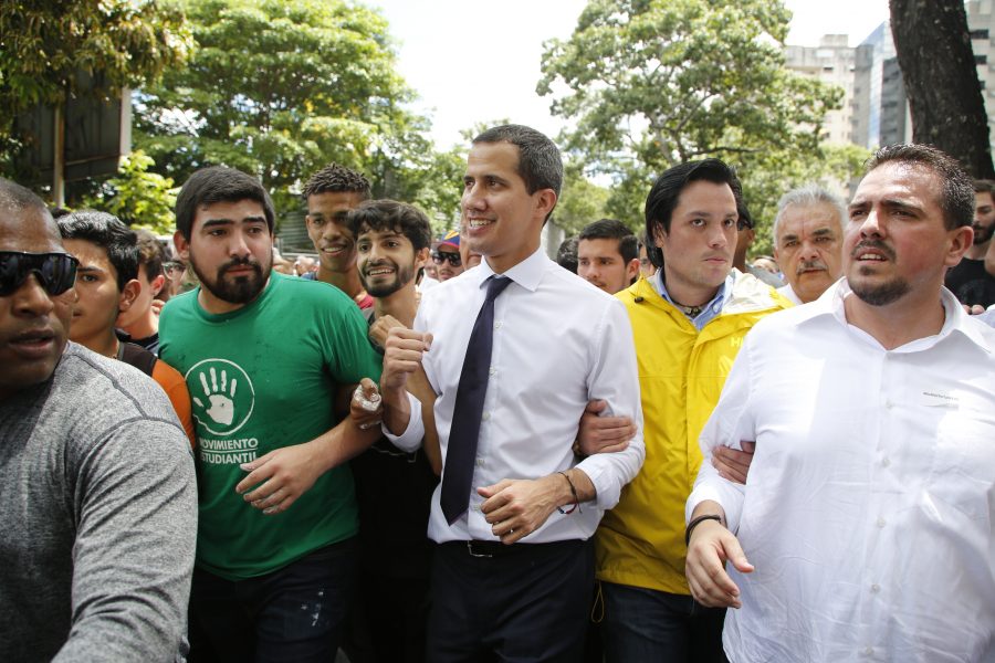 Venezuelas oppositionsledare Juan Guaidó (i vid skjorta och mörk slips) under ett manifestation i Caracas i fredags.