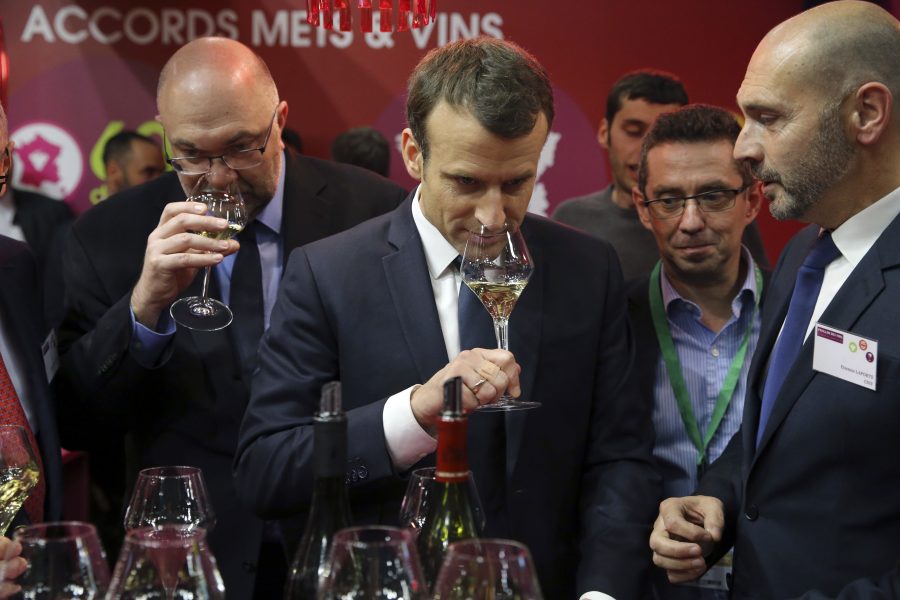 Frankrikes president Emmanuel Macron provar vin vid en jordbruksmässa i Paris 2018.