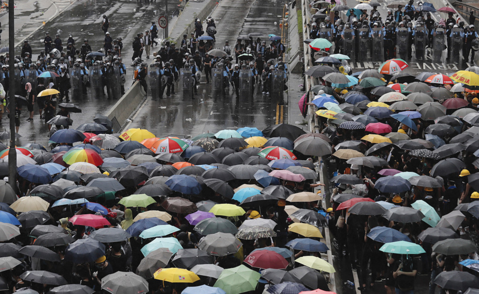 Demonstranter möttes av kravallpolis i Hongkong.