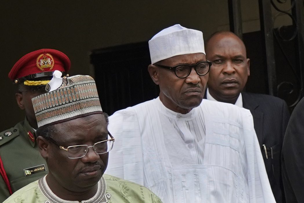 Nigerias president Muhammadu Buhari (klädd i vitt).