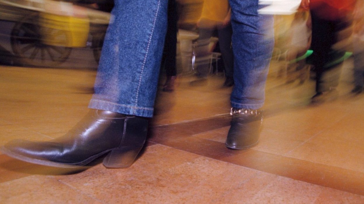 En man i 20-årsåldern åtalas vid Göteborg tingsrätt för att ha sexuellt ofredat fyra flickor på ett dansgolv under en kristen sommarkonferens förra året.