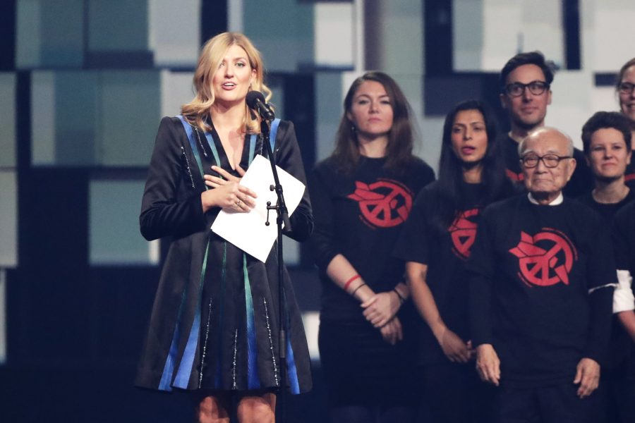 Beatrice Fihn, Icans generalsekreterare, tillsammans med medlemmar från organisationen på scenen under Nobels fredspriskonsert på Telenor Arena 2017.