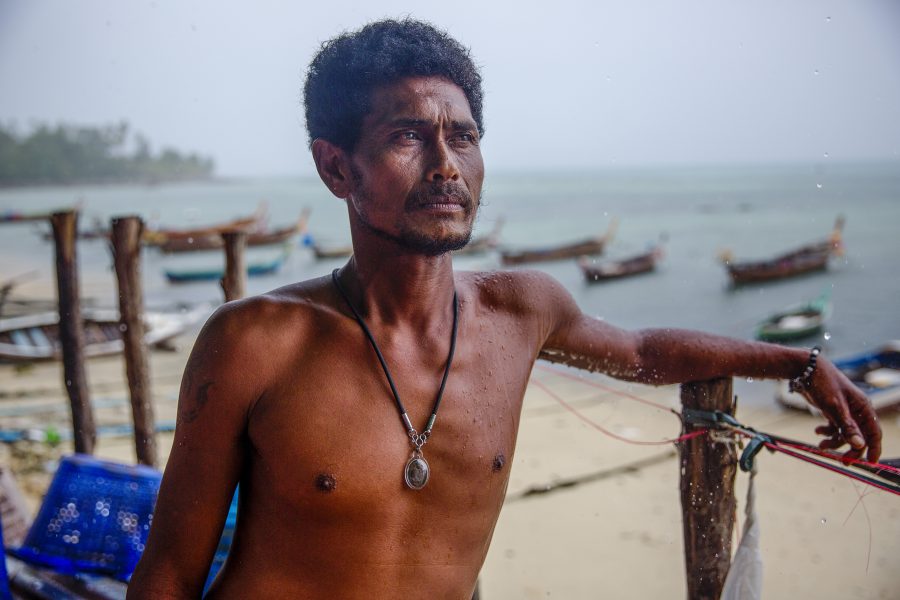 Bang Adul står på stranden som investerare ville exploatera för exklusiva strandvillor och stänga byborna ute.
