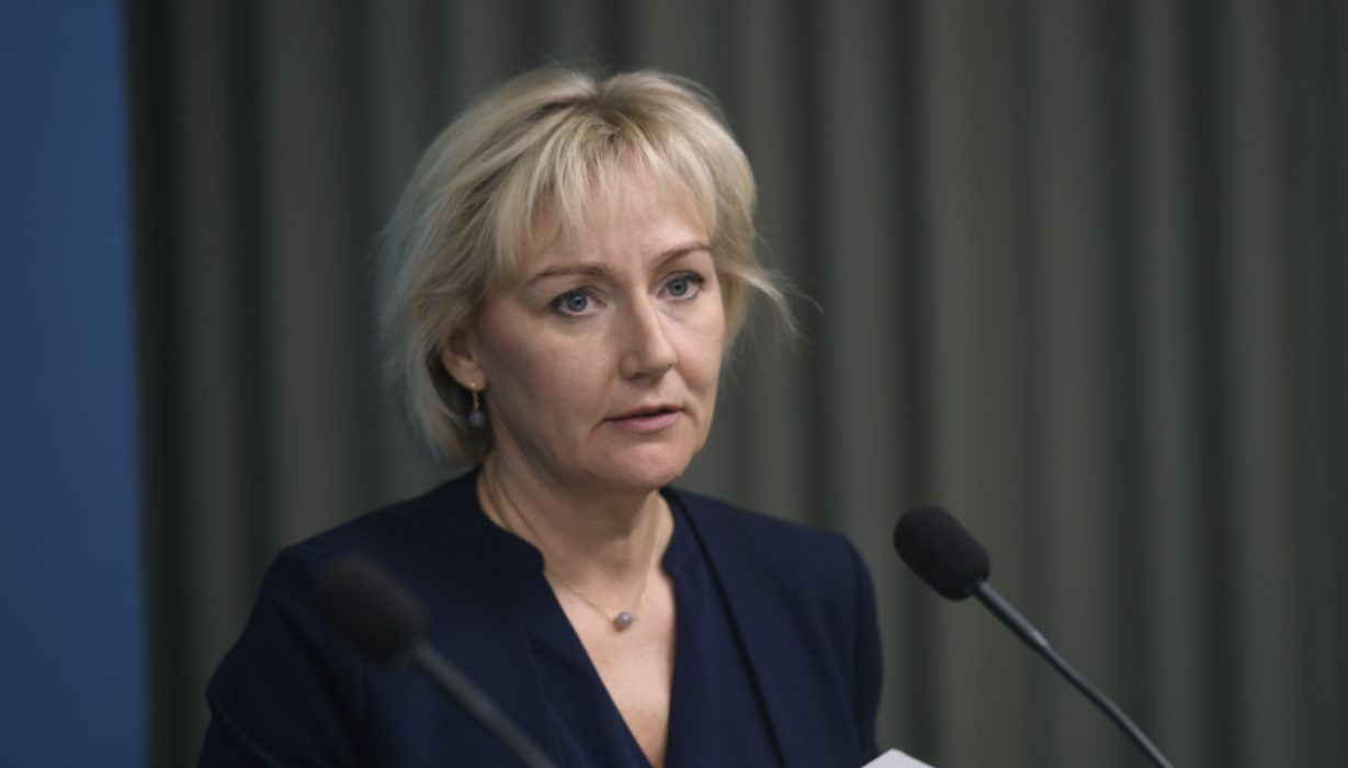 Helene Hellmark Knutsson (S), riksdagsledamot och vice ordförande i näringsutskottet, kritiserar sitt parti.