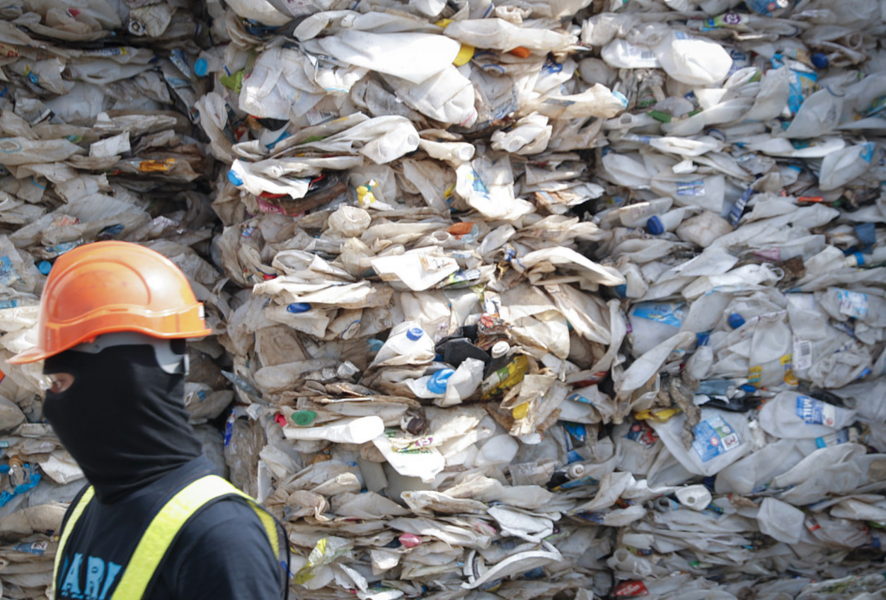 Tidigare har bland annat Malaysia och Filippinerna börjat skicka tillbaka flera containrar med sopor.