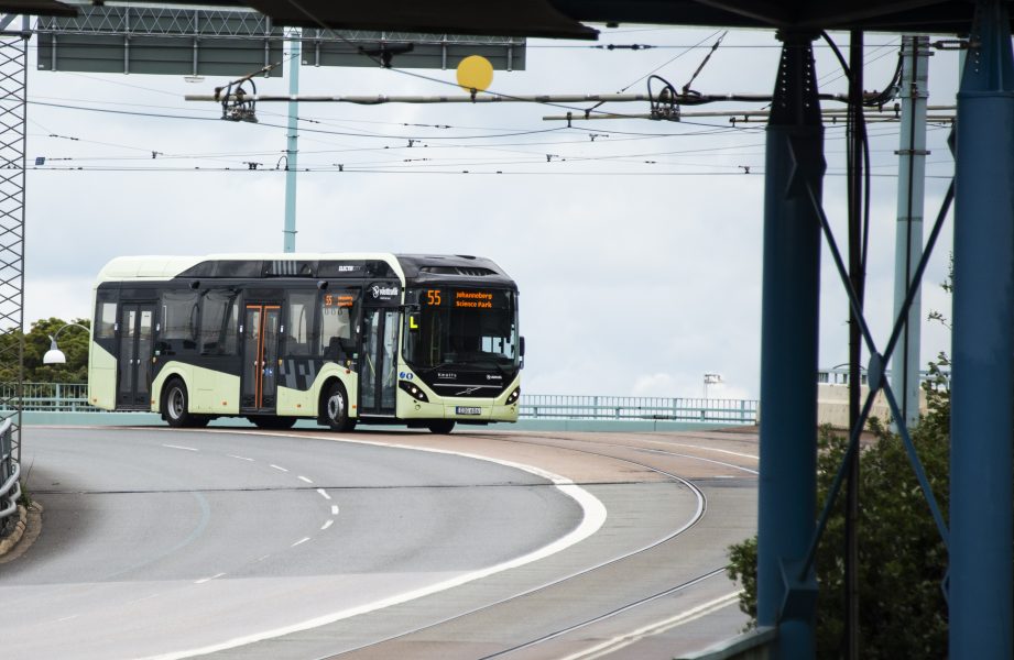 De ljusgröna elektriska bussarna på linje 55 är numera ett välkänt och populärt inslag i Göteborgstrafiken, där de helt utsläppsfritt och så gott som ljudlöst rullar fram.