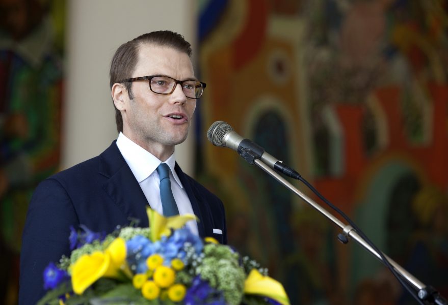 Prins Daniel delar ut välkomstbrev till nya svenska medborgare vid en ceremoni 2012.