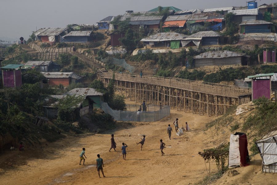 Pojkar spelar fotboll i ett flyktingläger i Bangladesh.
