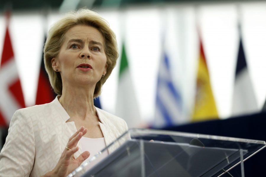 Tyska Ursula von der Leyen talar i EU-parlamentet under debatten om nomineringen av henne till posten som ny ordförande i EU-kommissionen.
