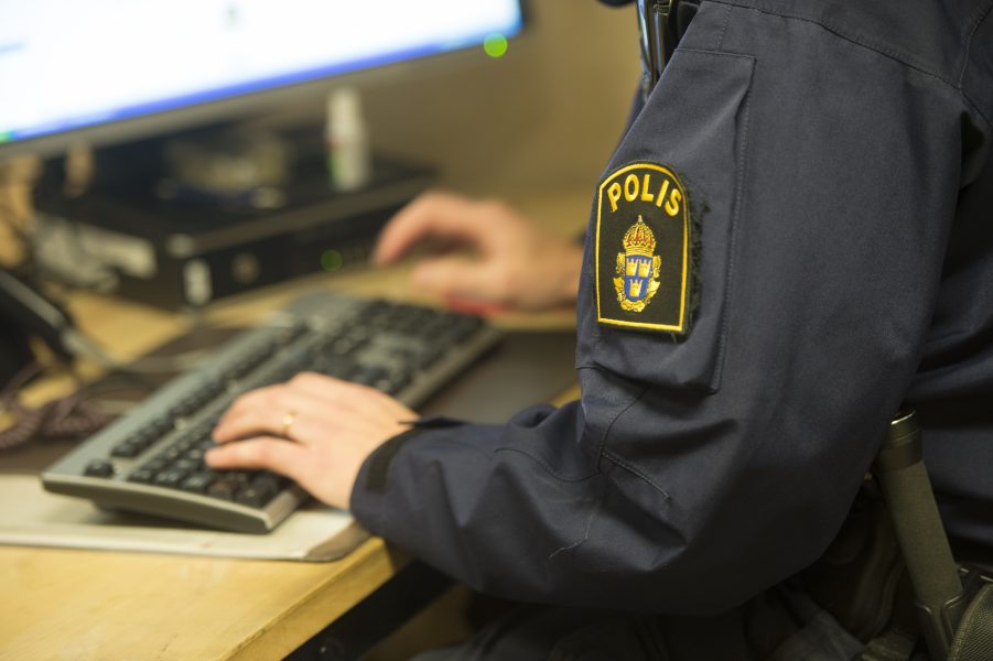 En person som varit god man eller förvaltare åt 26 personer i Göteborgs stad har polisanmälts efter misstanke om förskingring.