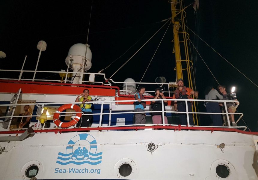 Kapten Carola Rackete, till vänster, på Sea Watch 3, när räddningsbåten lade till i Lampedusas hamn på lördagen.