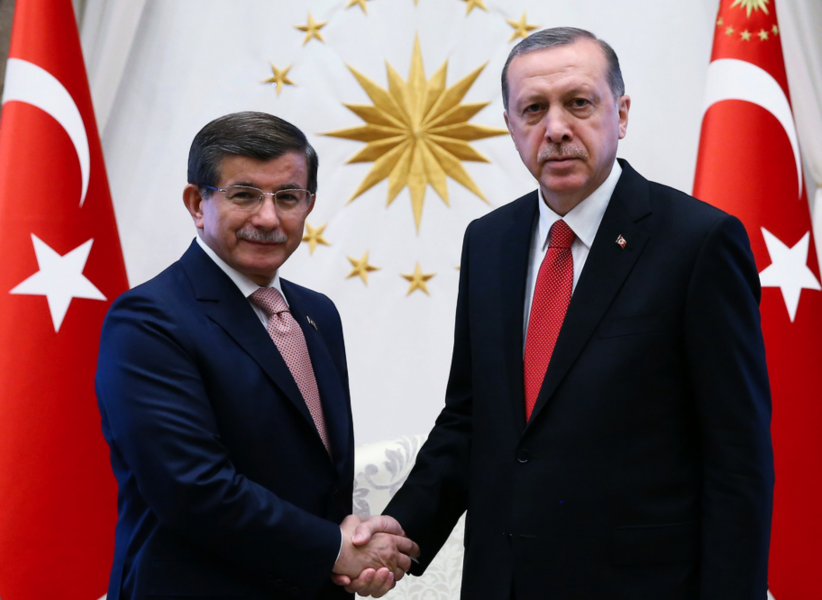 Turkiets tidigare premiärminister Ahmet Davutoglu och president Recep Tayyip Erdogan på en bild från 2016.
