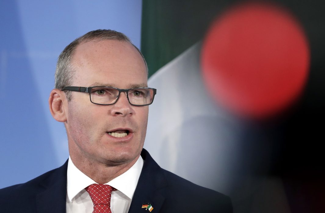 Irlands utrikesminister Simon Coveney går till attack mot Boris Johnson.