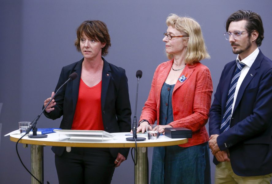 Matilda Ernkrans (S), minister för högre utbildning och forskning, tar emot utredare Anna Tansjös delbetänkande i utredningen om hur man ska stävja fusk under högskoleprovet.