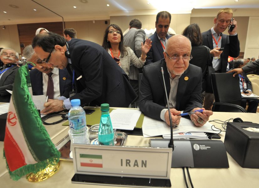 Irans oljeminister Bijan Namdar Zanganeh menar att USA använder sanktioner för att få ut sin egen olja på världsmarknaden.