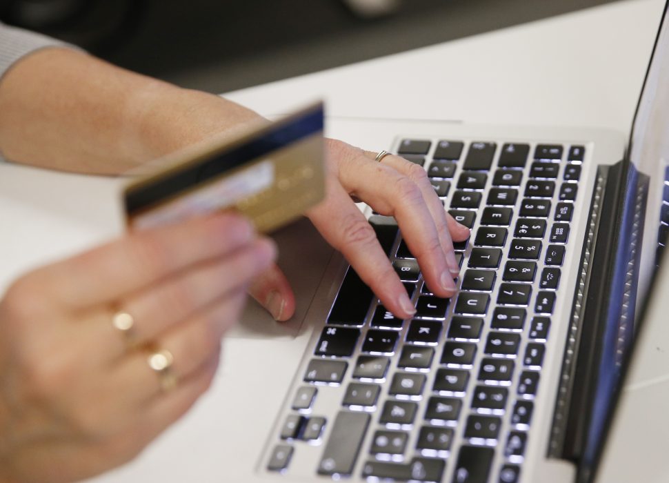 Företag måste informera på sina webbsidor ifall information om kunderna förs vidare till Facebook, enligt domen i EU-domstolen.