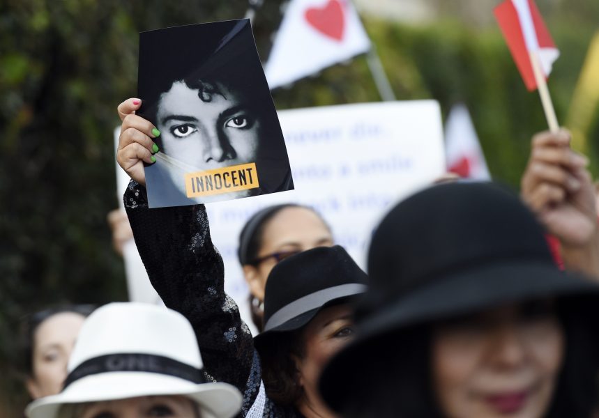 Ett Jacksonfan håller upp en skylt med ordet "oskyldig" över Michael Jacksons ansikte.