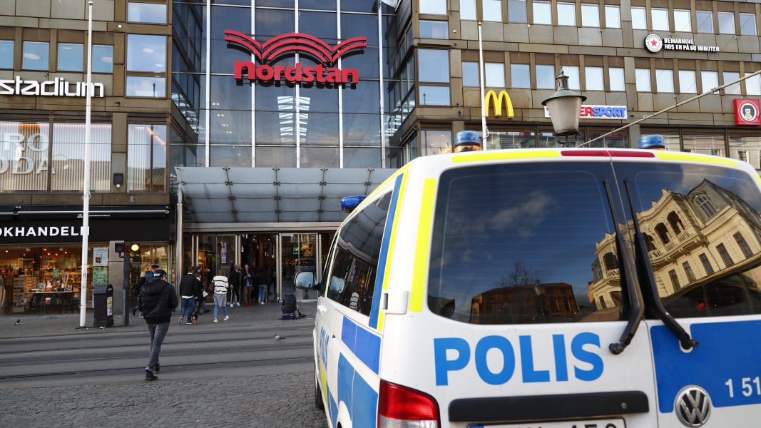 Hovrätten sänker straffet för ett knivdåd nära köpcentret Nordstan i Göteborg i fjol.