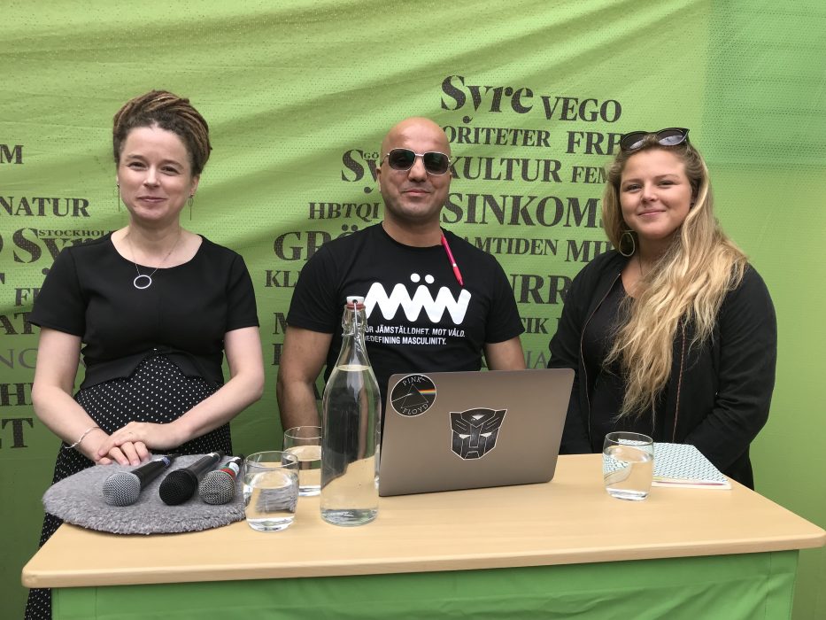 Kultur- och demokratiminister Amanda Lind (MP), Alán Ali, ordförande för Föreningen Män och Olivia Björklund Dahlgren, ordförande för organisationen Fatta samtalade på Syregården i Almedalen.