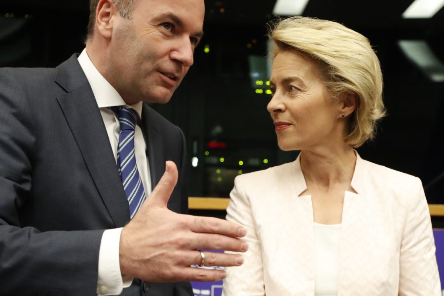 Ursula von der Leyen tillsammans med kristdemokratiskt konservativa partigruppen EPP:s tidigare spitzenkandidat Manfred Weber i EU-parlamentet i Strasbourg.