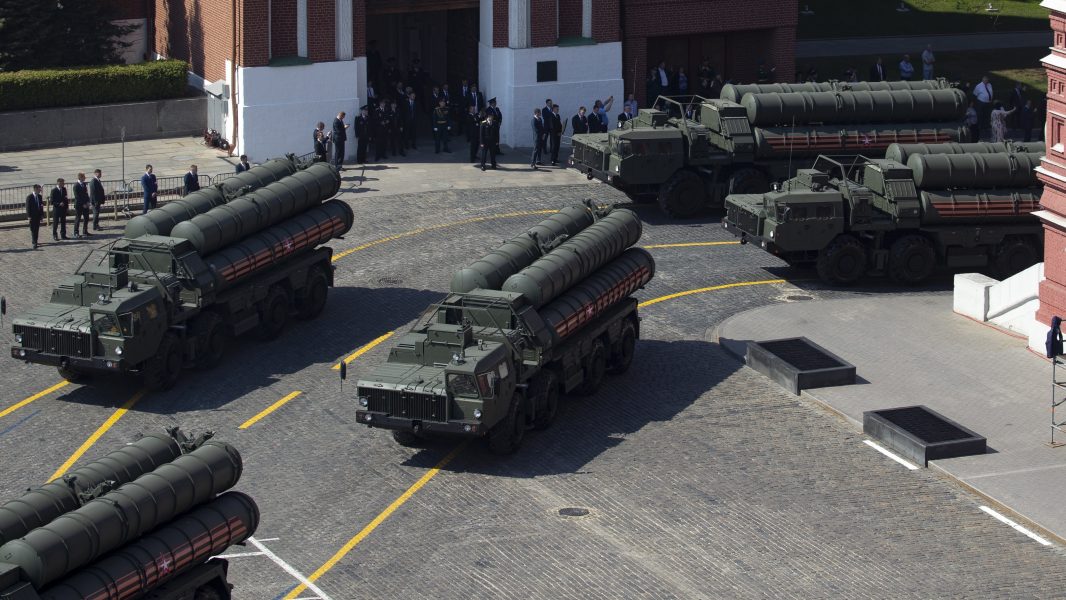 Det ryska luftvärnssystemet S-400 förevisas under en repetition inför en militärparad i Moskva i maj i år.