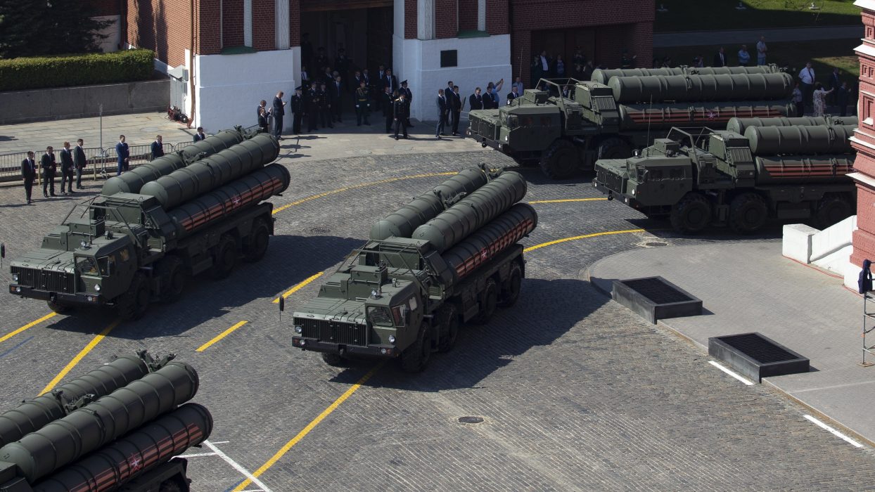 Det ryska luftvärnssystemet S-400 förevisas under en repetition inför en militärparad i Moskva i maj i år.
