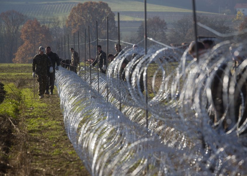 Slovenska soldater sätter upp rakbladsförsedda stängsel längs gränsen mot Kroatien 2015.